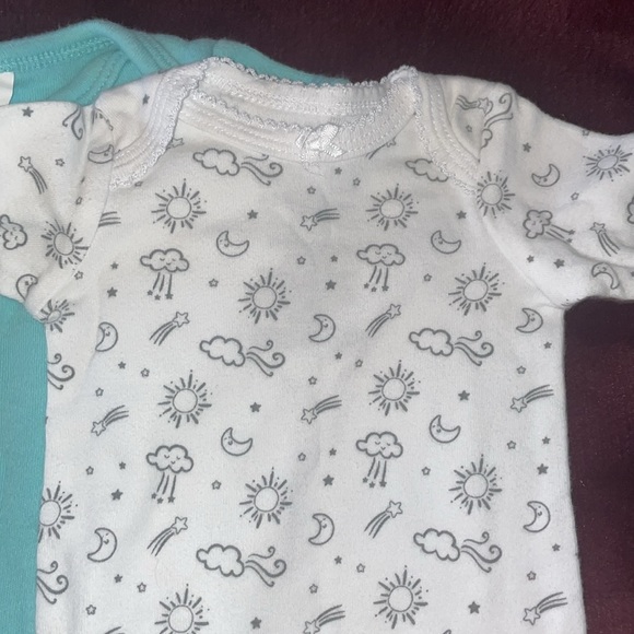 Lot of newborn onesies and footies - Picture 6 of 8